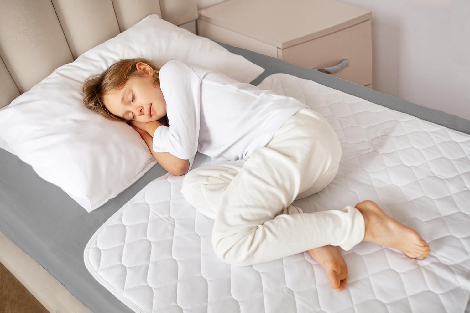 Lynmark® Toddler Potty Training Bed Pads - Soft Waterproof Bedwetting Pee Protector Mat for Kids - Multi-Layer Non-Slip Washable Incontinence Mattress Sheet Absorbs Up to 2000ml - 70 x 85cm, White