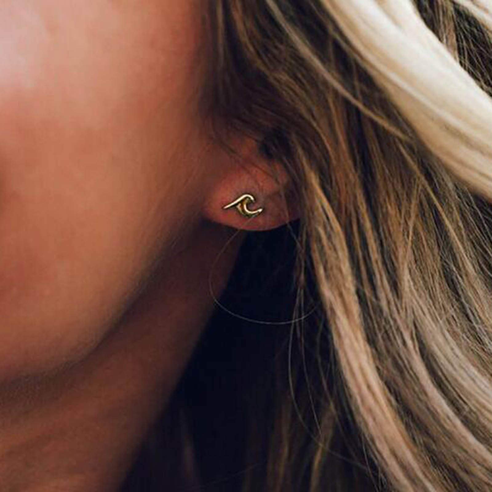 TseenYi Ocean Wave Studs Earrings Silver Wave Earrings Trendy Minimalist Everyday Earrings Jewelry for Women and Girls (Silver)