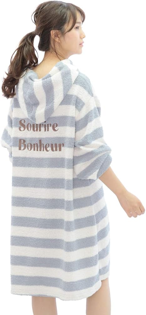 Amazon Co Jp アドティエ ルームウエア ワンピース もこもこ フーディー ロゴ 刺繍 リラックス あったか ブルーf 服 ファッション小物