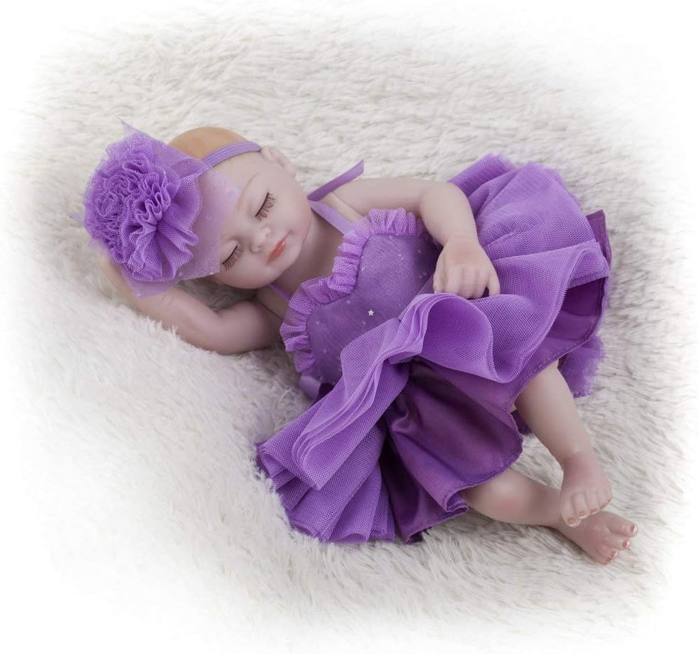Prezzo GuDoQi Bambola Reborn, 10 pollici 22cm Occhi Chiusi Bambola Neonata, Addormentata Realistica, Neonato Bambola con Vestito Viola, Giocattolo Fatto con Corpo in Vinile Silicone Pieno, Regalo per Bambini Offerte