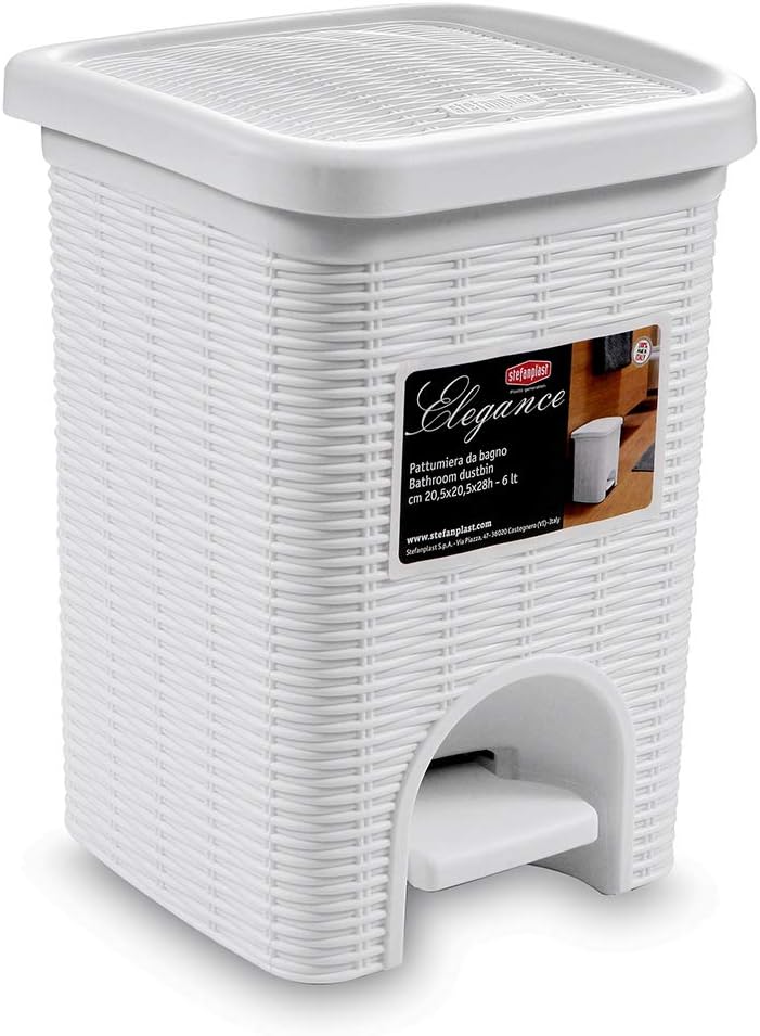 piccolo cestino bianco di vimini per il bagno