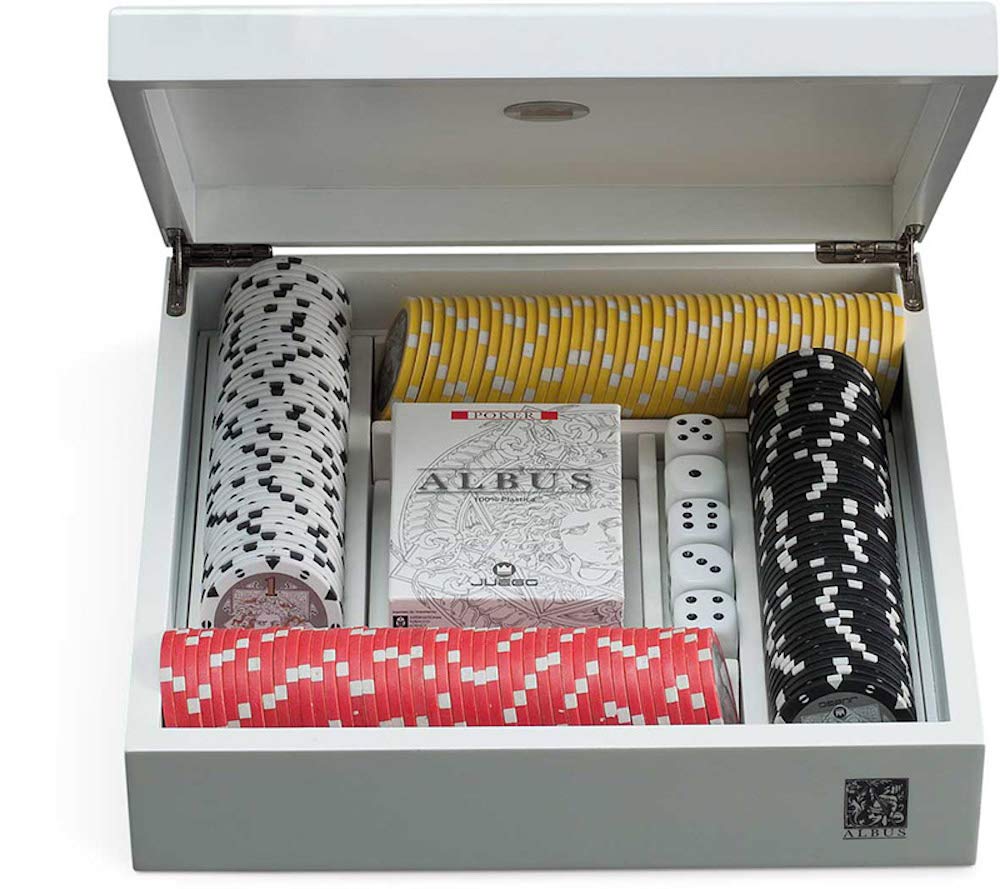 Juego Albus Unicorno includes 2-Poker Card Decks, 5-Dices and 176-Playing Chips