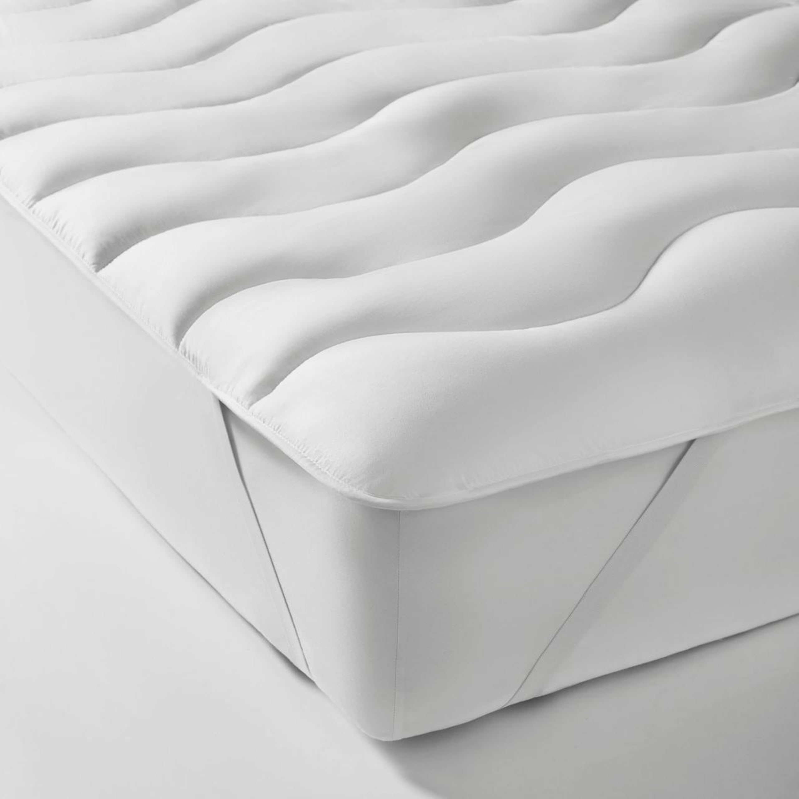 The Fine Bedding Company Spundown Mattress Enhancer – Super King Mattress Topper with Recycled Eco Smartfil® and Peach Soft Cover, Hypoallergenic and Washable Luxury Topper – Super King