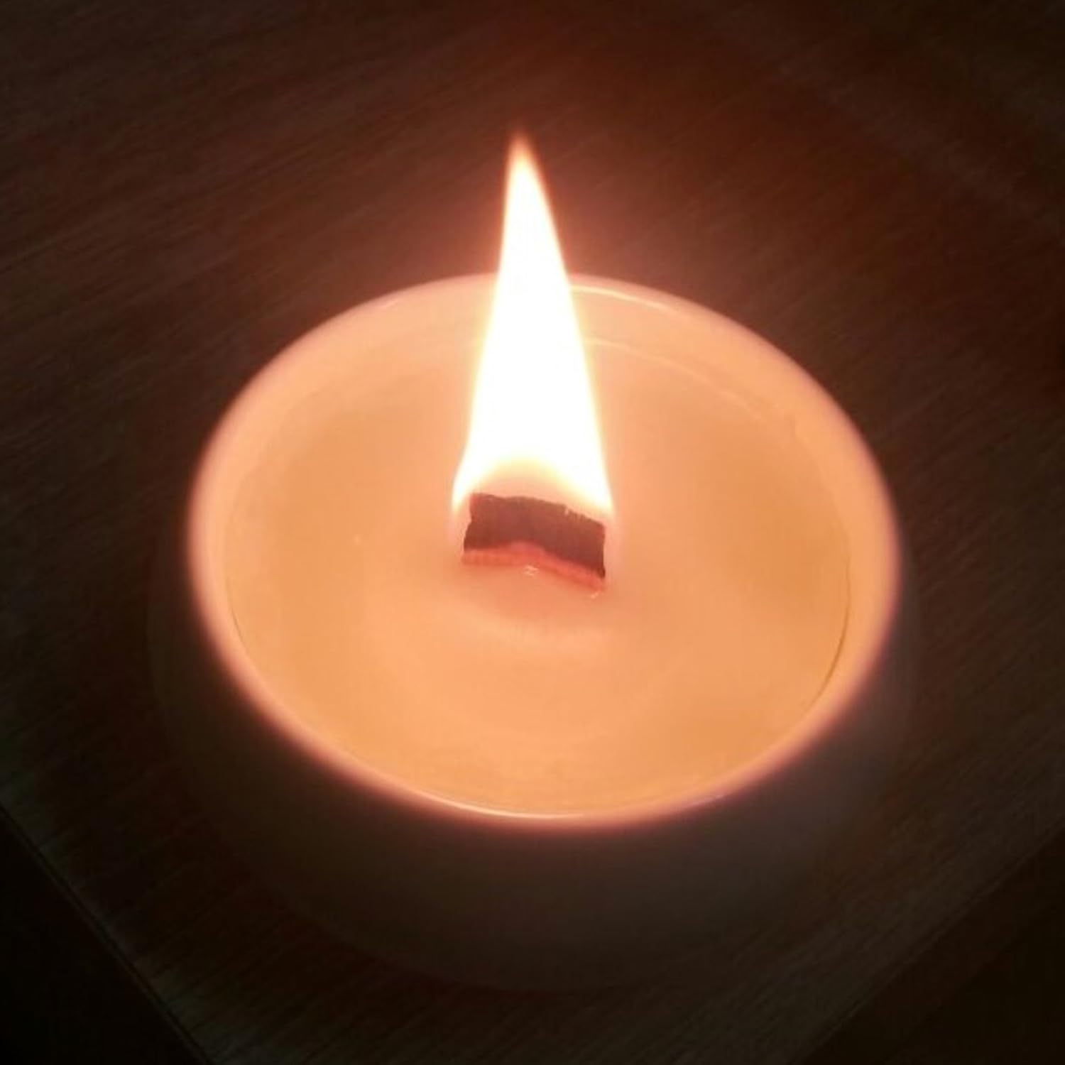 Свеча с деревянны м фетиоем. Горение свечи с деревянным фитилем. Кокосовая свеча с деревянным фитилем своими руками. Круглый деревянный фитиль для свечи. Инструкция к соевым свечам с деревянным фитилем.