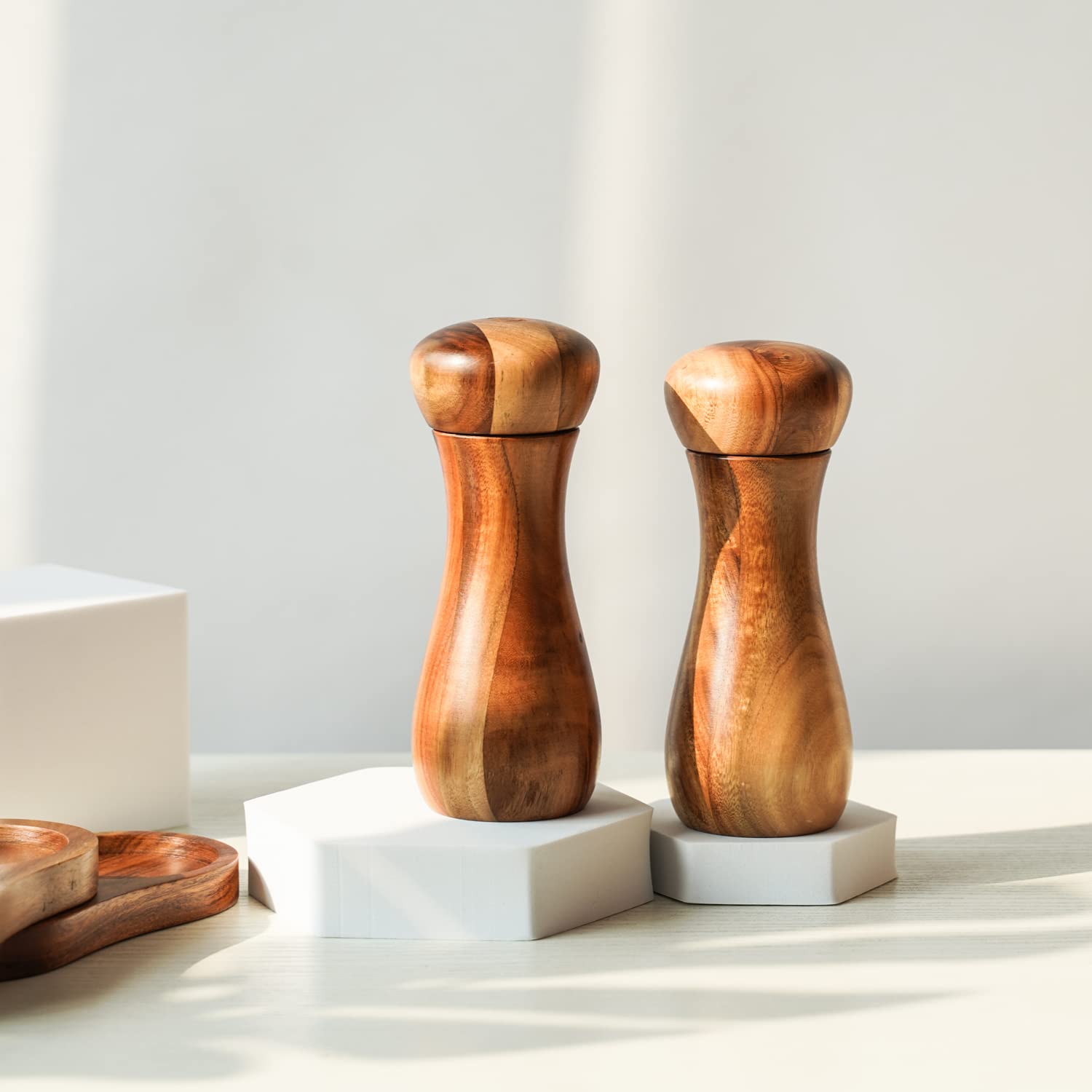 DeroTeno Salt and Pepper Grinder Set with Mill Tray, Set of 2 Salt and Pepper Mill with Ceramic Grinder Acacia Wood, Height 15.5 cm, Dia 6 cm