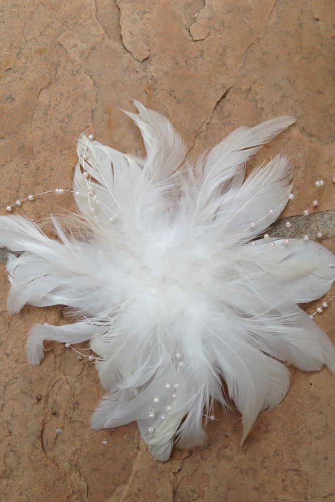 Ковыль cухоцвет. Поделки цветы из перьев. Свадебный букет из перьев. Семена летают в городе в мае темный веер желтое семечко. Цветы из перьев.