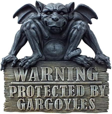 Amazon ガーゴイル 警告サイン ハンギングプラーク ドア 壁装飾 Gargoyle Warning Plaque Protected By Gargoyles 標識 サイン 文房具 オフィス用品