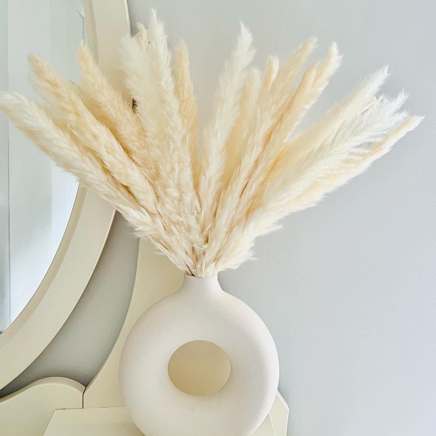 White Pampas Grass Fluffy, Small Dried Pampass Grass Artificial Flowers Plant Decorative Flora For Vase, White Boho Décor Home Bedroom Decorations, Shelf Decor, 30 Stems 45cm/17.7"