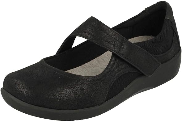 clarks women's closed toe sandals