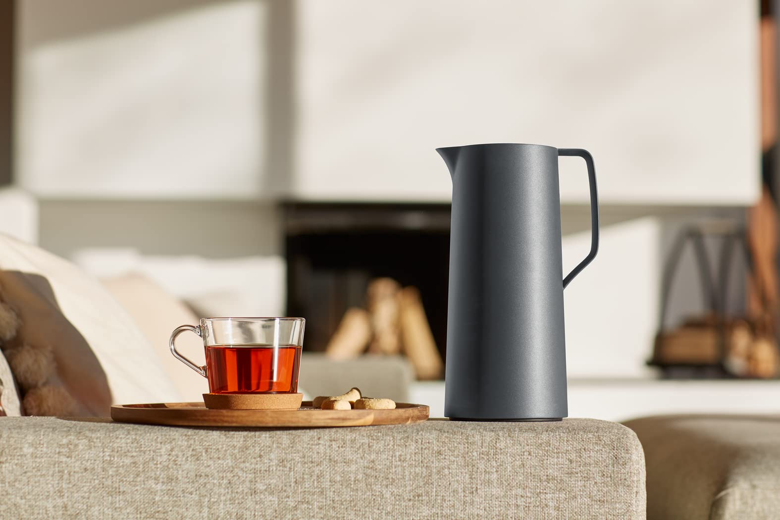 Emsa Motiva Thermoskanne 1l, Isolierkanne mit Quick-Press-Verschluss, 12h heiß, 24h kalt, Glaskolben, Made in Germany, Teekanne Thermo, Nordisches Design, anthrazit, N41701 2