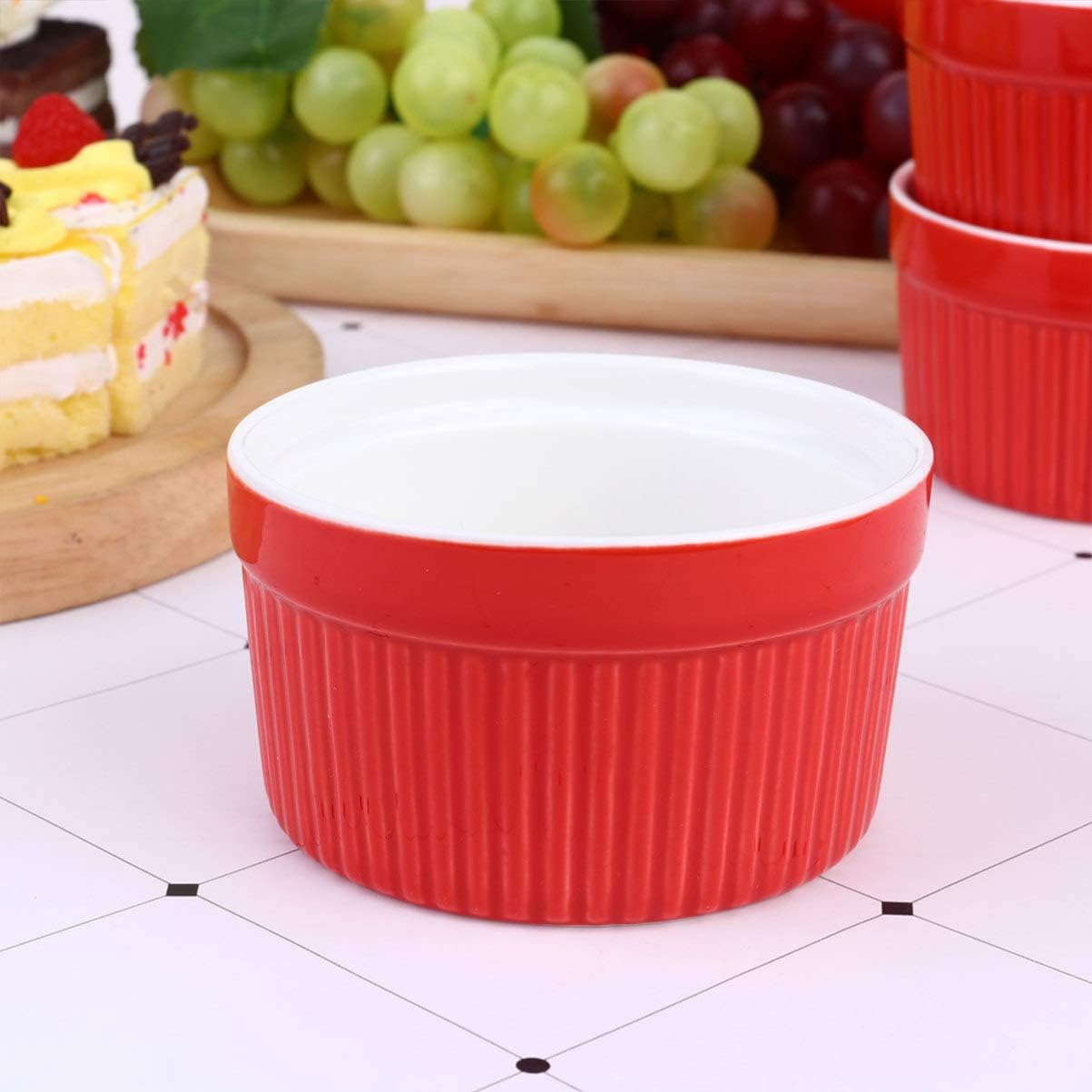 ココット皿がテーブルに置かれている