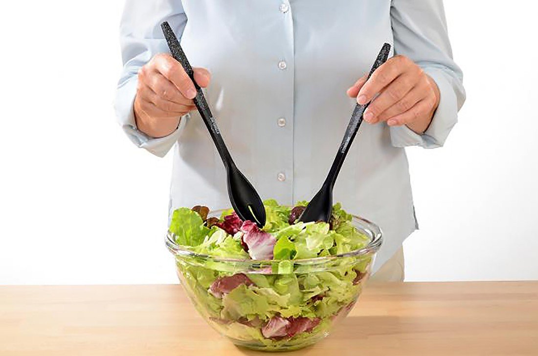 Ложка для салатов накладывания. Перемешанный крабовый салат. Перемешивание салата. Перемешивать салат. Размешивать салат.