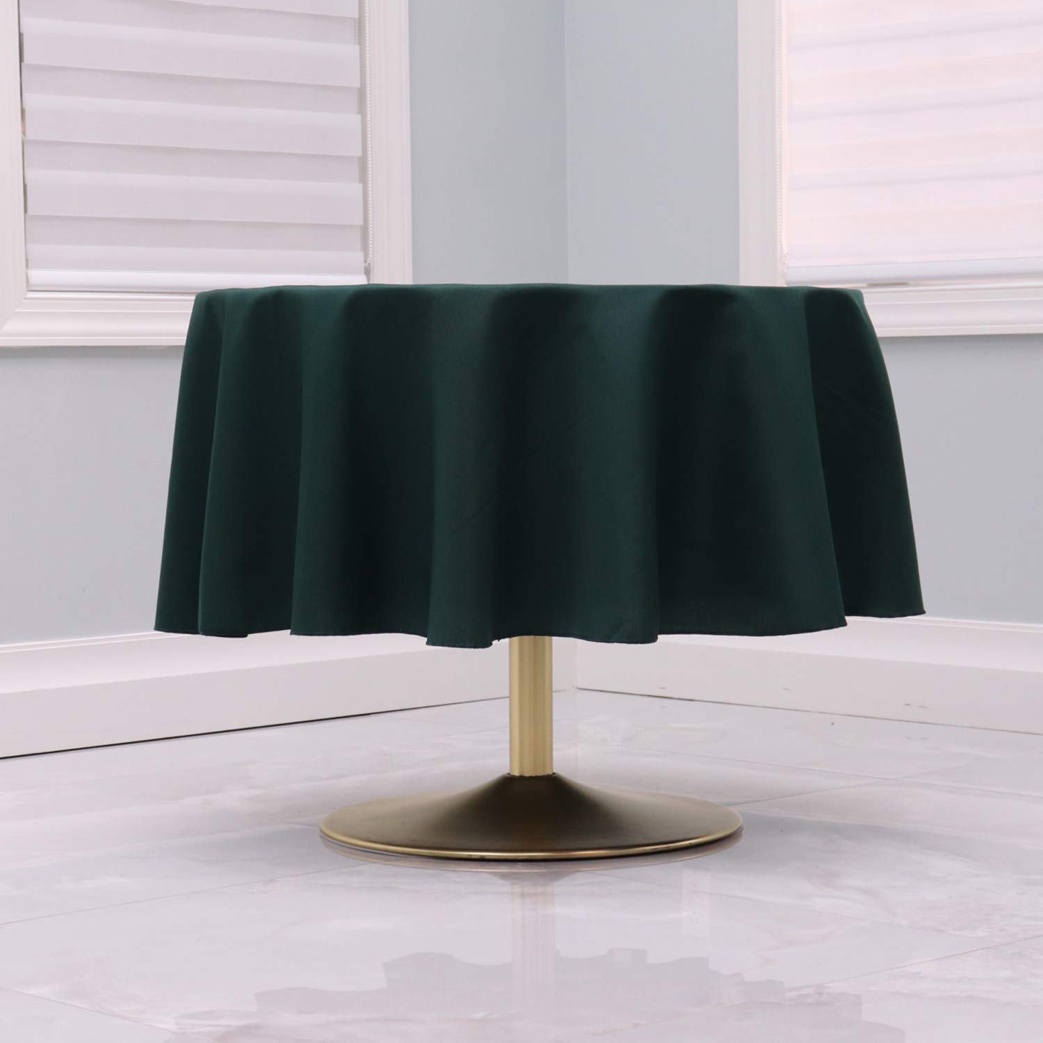 Kadut Hunter Green Tablecloth - 70" Inch Round Tablecloths for Circular Table Cover in Hunter Green Washable Polyester - Great for Buffet Table, Parties, Holiday Dinner & More