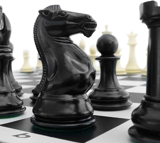 Amazon.com: Juego de ajedrez de cuádruple peso de torneo - Juego de mesa de ajedrez con piezas de ajedrez naturales, tablero de vinílico negro y guía de estrategia de ajedrez (idioma español