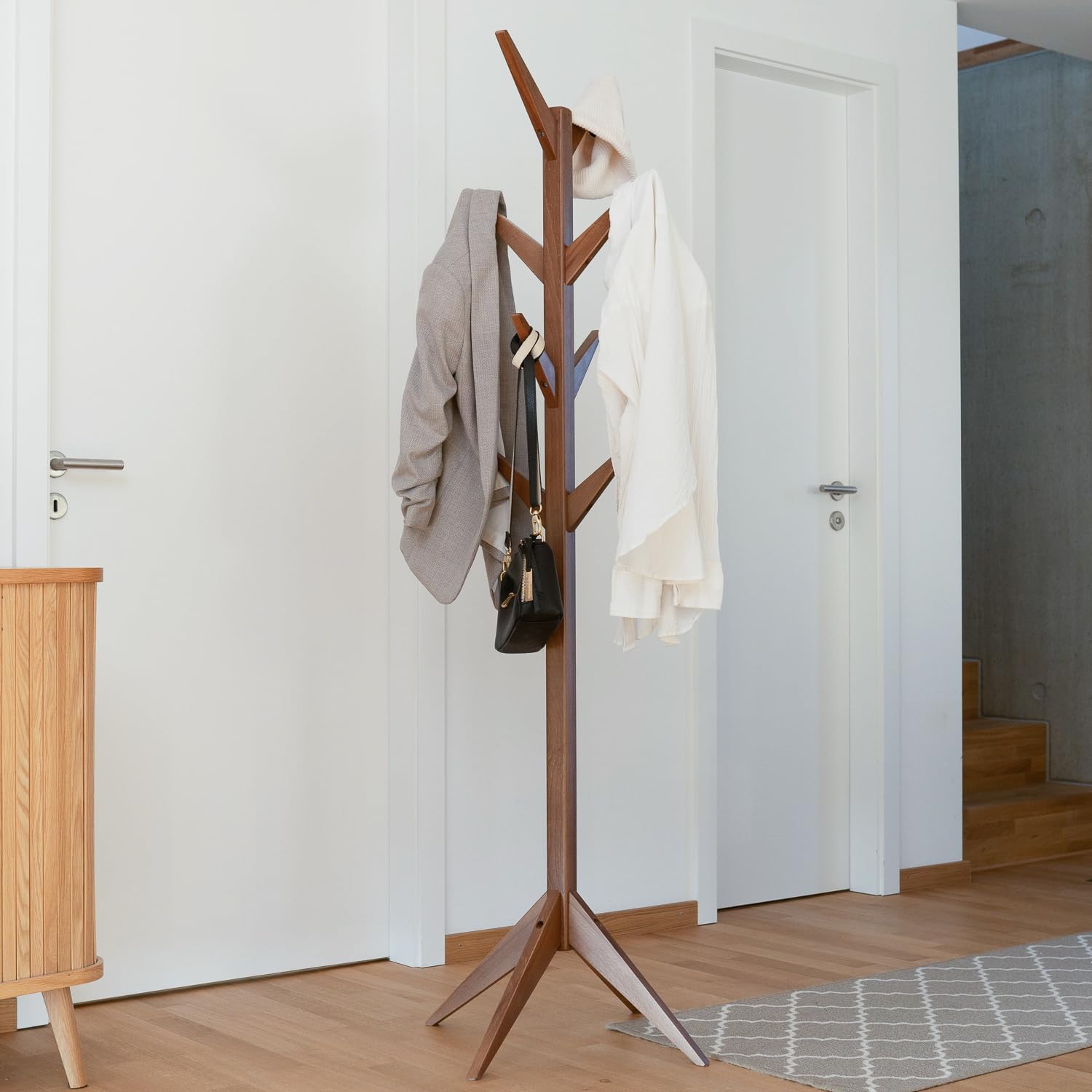 Staboos Massiver Garderobenständer Holz - Buchenholz Baum Garderobe mit Werkzeug - Jackenständer als Äste Garderobe - Standgarderobe (Nussbaum)