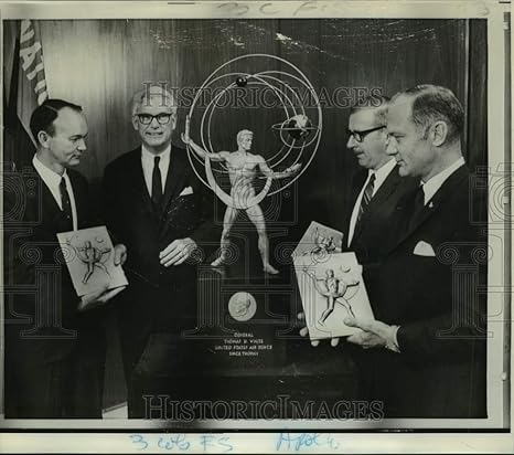 Amazon 1970押しフォトマイケル コリンズ Fellow宇宙飛行士honored In Washington 8 X 9で Historicイメージ キッチン用品 オンライン通販