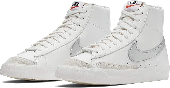 Amazon Co Jp ナイキ Nike ブレーザー ミッド 77 W Blazer Mid 77 サミットホワイト サミットホワイト メタリックシルバー Cz1055 112 国内正規品 スポーツ アウトドア