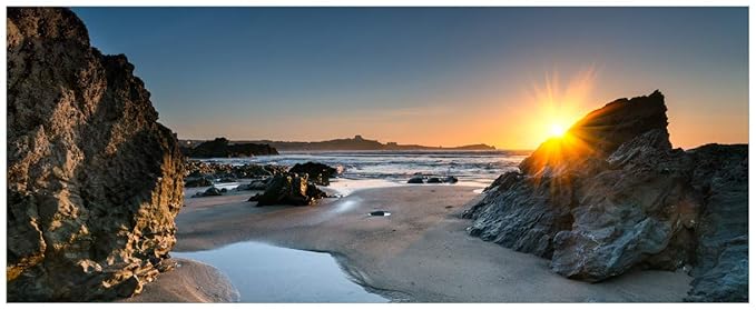 Wallario Acrylglasbild XXL Sonnenuntergang hinter Einem Felsen am Strand - 80 x 200 cm in Premium-Qualität: Brillante Farben,