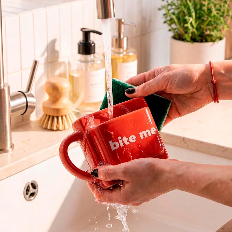 – Taza original para regalar “Bite me”. Taza de té roja con bolsillo para galletas. Mug para desayuno divertido. Copa de desayuno moderna. 316 ml de capacidad
