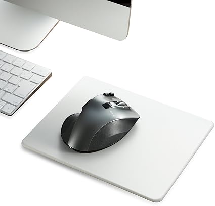 Amazon Co Jp エレコム マウスパッド 大型 Xlサイズ 高級感のあるレザー調 ズレにくい吸着タイプ ホワイト Mp Sl02wh 家電 カメラ