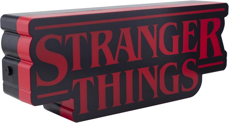 Stranger Things geformt Logo Licht, 30 cm (11,8") breet Wand- oder Stehlamp mat USB- oder Batteriekraaft, Phasë- & Pulsmodi, offiziell lizenzéiert Netflix Merchandise