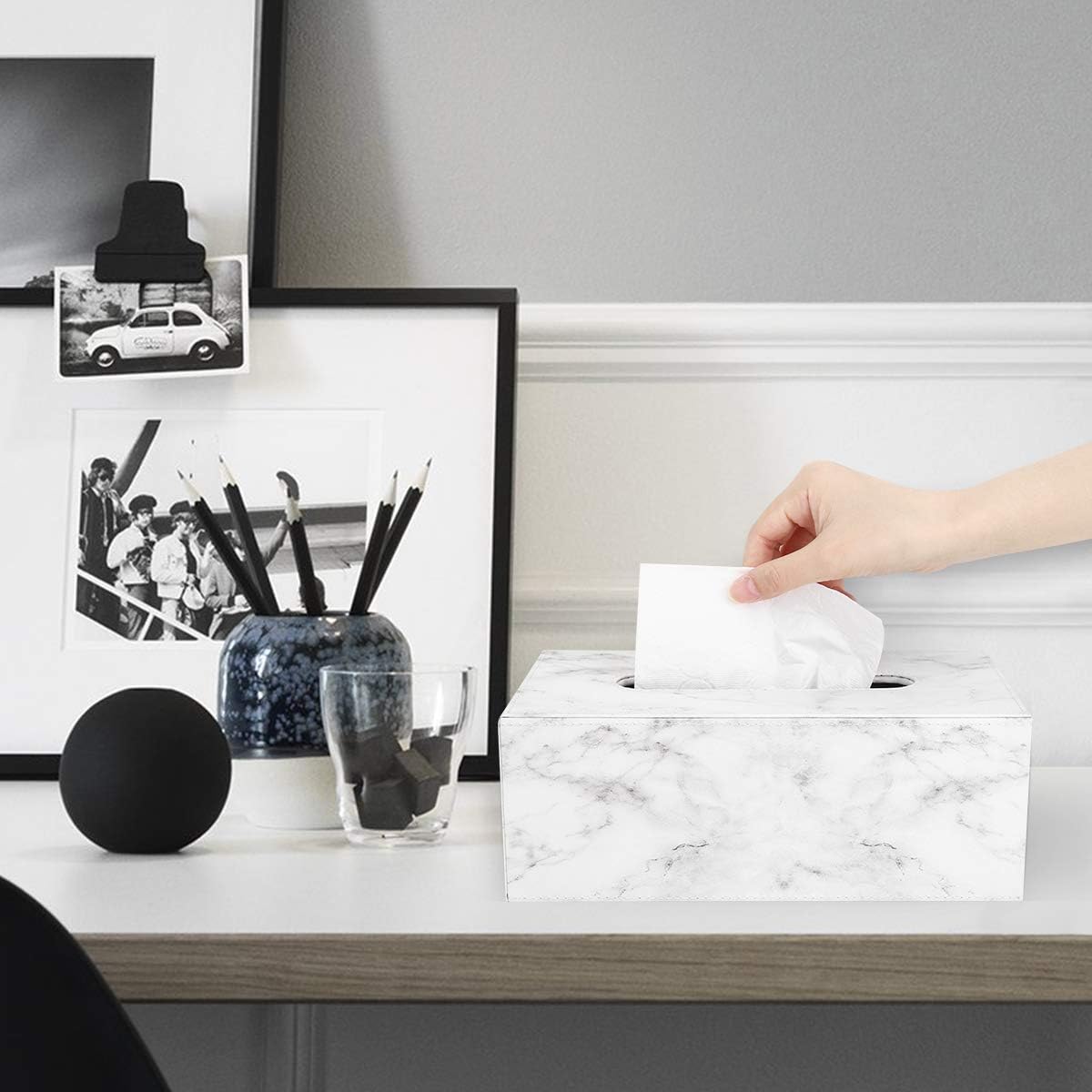 ペーパータオルケースから取り出している様子