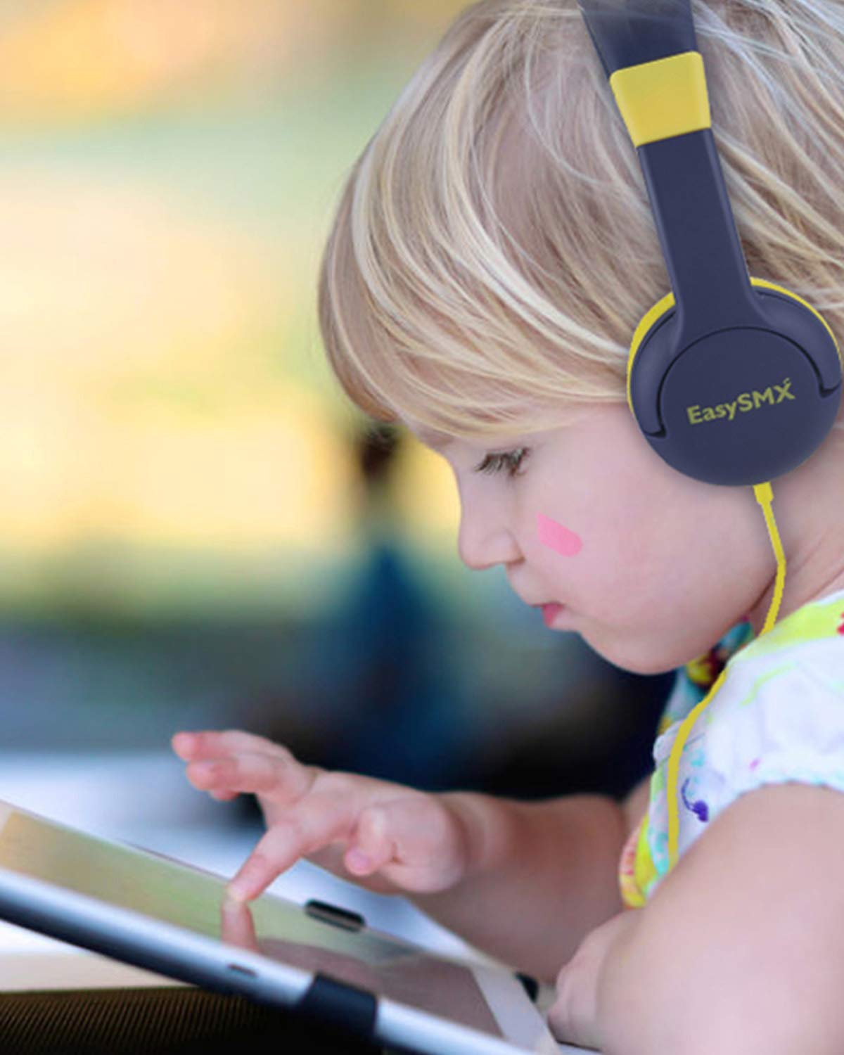 Inclusive learning education. Малыш с телефоном. Наушники со сказками. Дб дети. Маленькая девочка с наушниками.