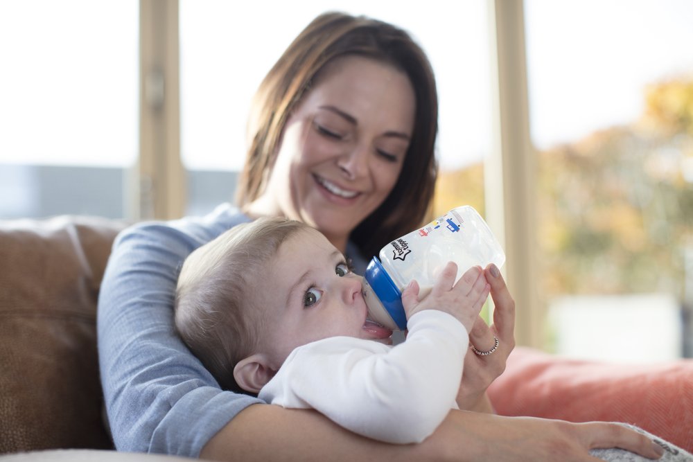 Tommee Tippee Newborn Baby Bottle Feeding Starter Set - Includes Breast-Like Nipples, Bottle Handles, Newborn Pacifier, Bottle & Nipple Cleaning Brush -Blue, Boy (Design May Vary) : Baby