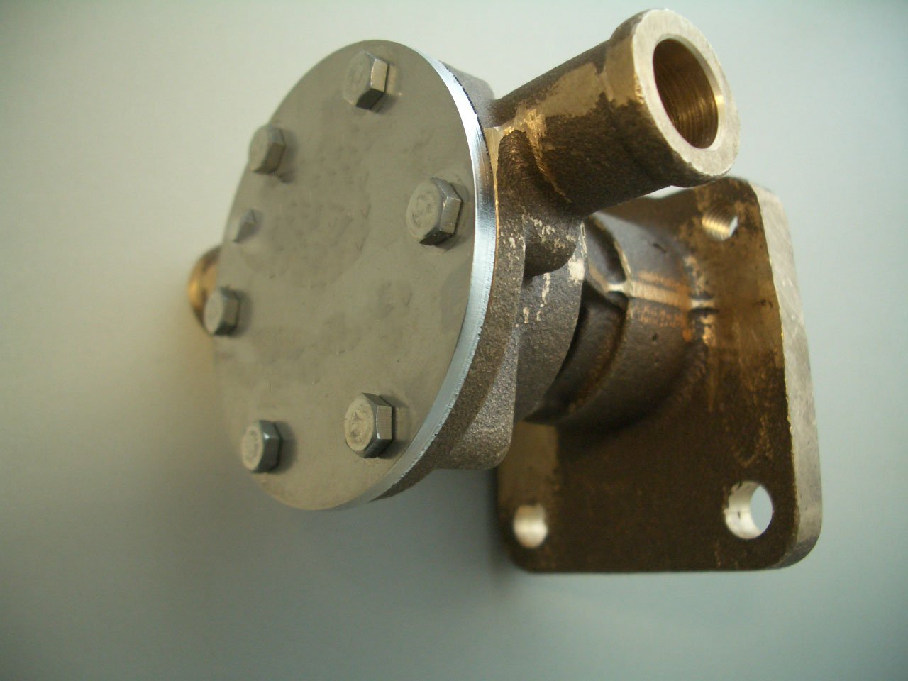 Sea Water Pump for Volvo Penta MD2010 A and MD2020 A, Replaces 3580064