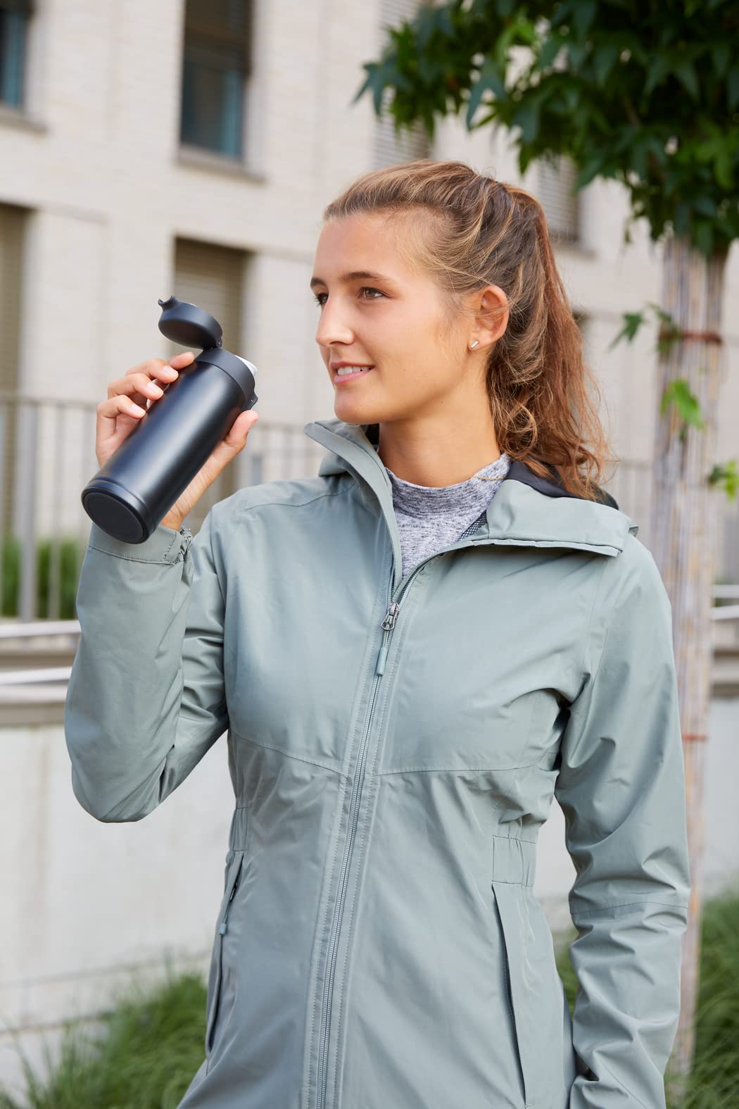 Emsa N21517 Travel Mug Light Isolierbecher | Fassungsvermögen: 0,4 L | extra-schlankes Format | Leichtgewicht | Edelstahl | Klappverschlusssystem | 100% dicht | 8h heiß/16h kalt | BPA-Frei | Schwarz 7