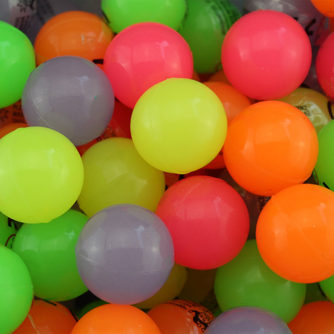 Henbrandt 100 x Glow In The Dark - Assorted Colours Bouncy Jet Balls 35mm - Wholesale Bulk Buy