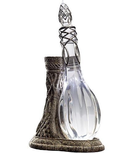 Noble Collection Lord of the Rings: Arwen Evenstar Pendant Display