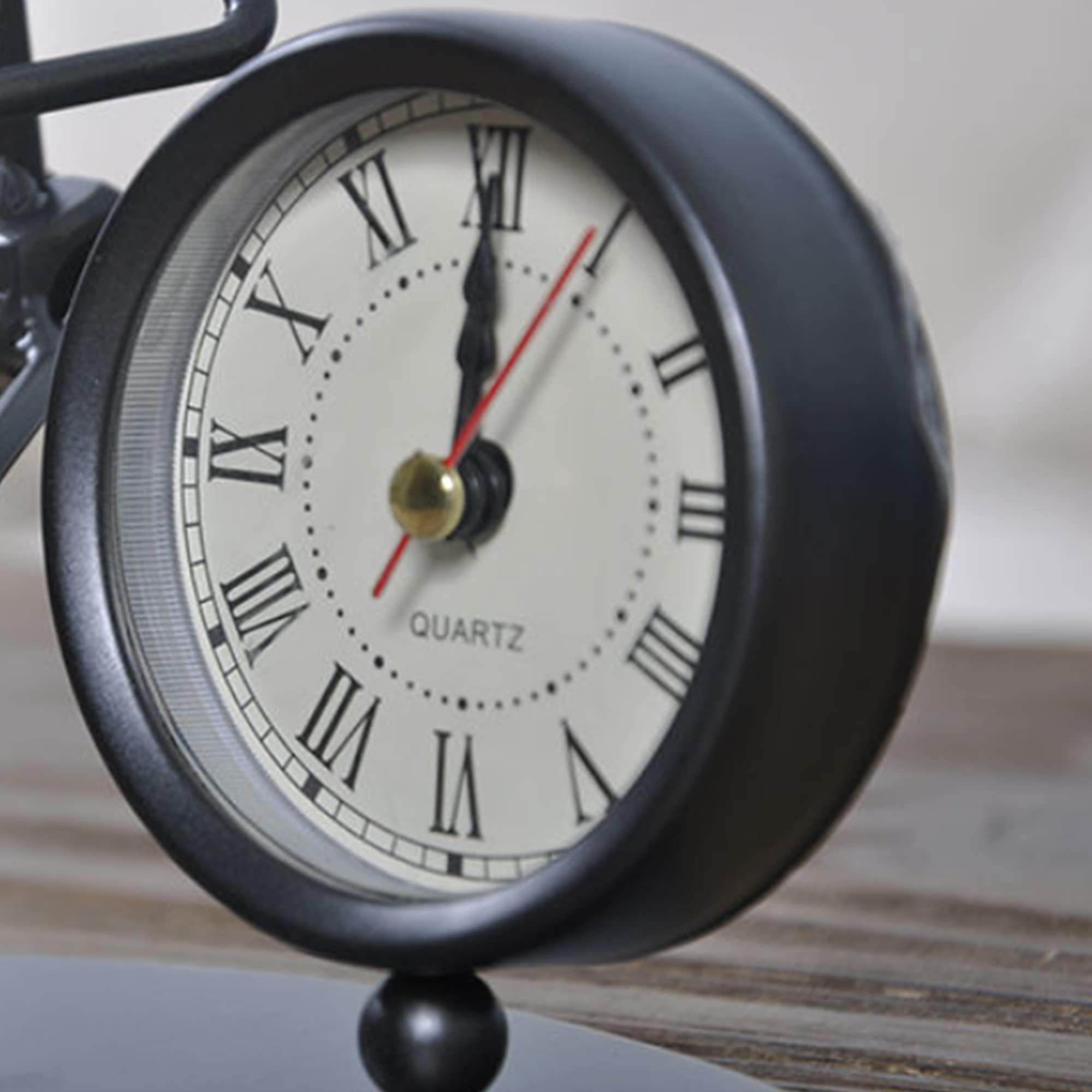 Creative Table Clocks, Table Clock Retro, Quartz Clock, Decorative Table Clock with Black Numbers and Hands, A Man Playing Cello, Decorative Clock in Vintage Style, Vintage Metal Desk Clock