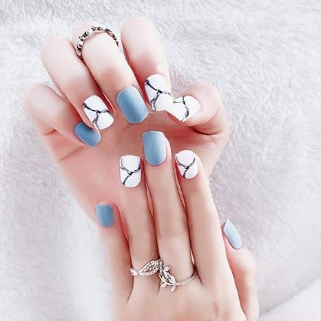 Amazon Co Jp 24本 セットガールズシンプルファッションネイルアートブルーホワイトマットジャンプカラーフォールスネイル スクエアヘッドフル人工ネイル Diy 工具 ガーデン