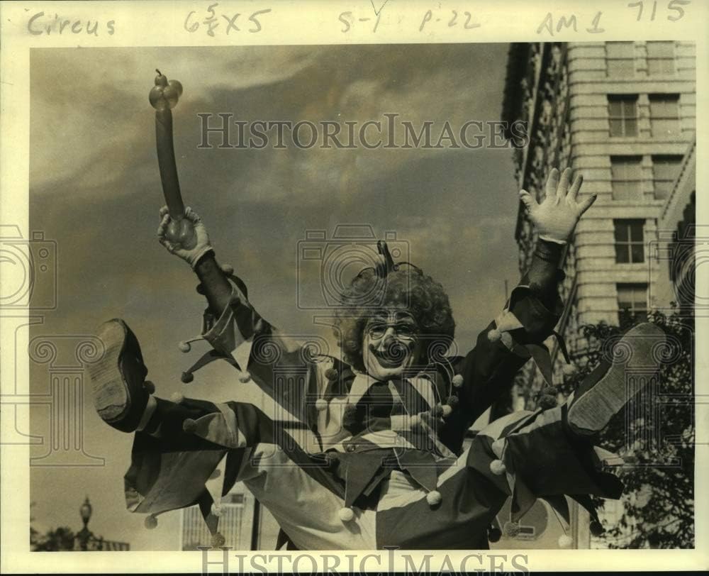 Historic Images - 1980 Press Photo Clown Dominick The Joker at D.H. Holmes Department Store
