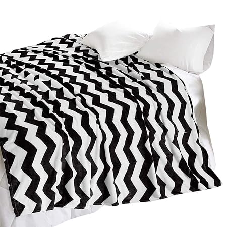 SCM Kuscheldecke XXL 200x240cm Schwarz Wohndecke Tagesdecke Decke mit Chevron Print Flauschig Weich und Angenehm Warm Flanell
