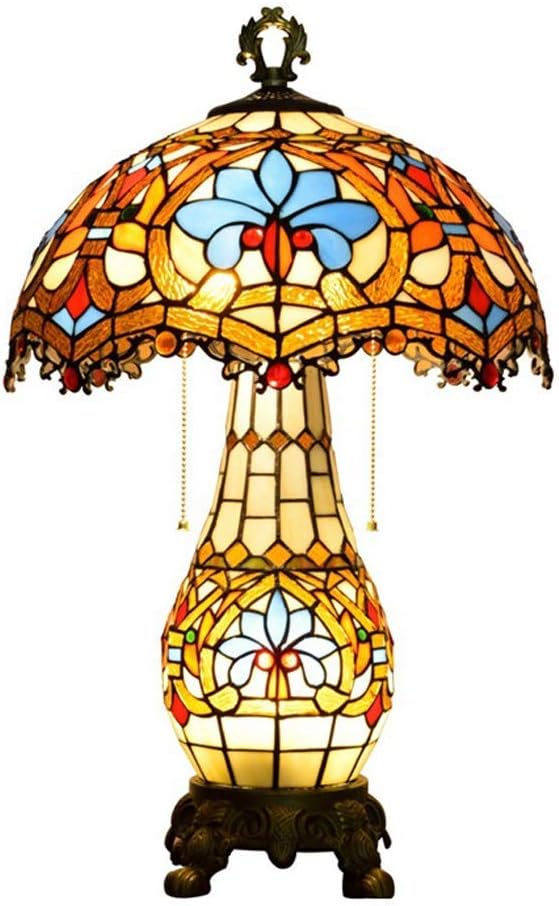 Mesa de lectura de estilo barroco al lado de la lámpara de doble luz