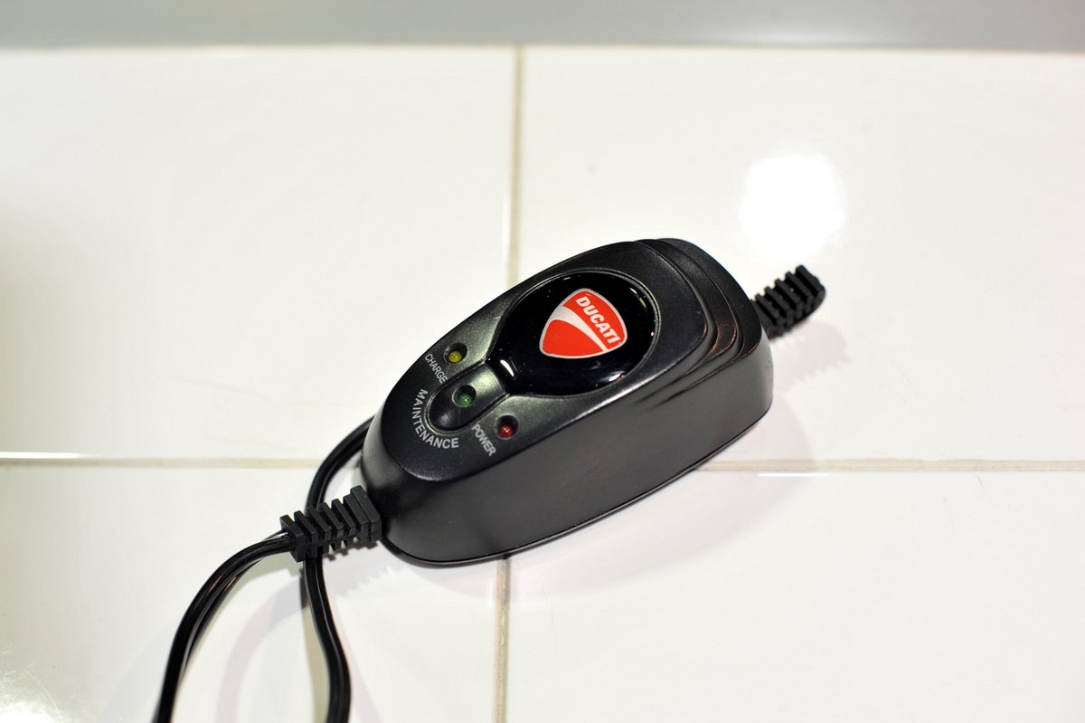 海外正規品 Ducatiバッテリー充電器 B00k1vjt78 珍しい Www Albrechtgehse Malerei Com