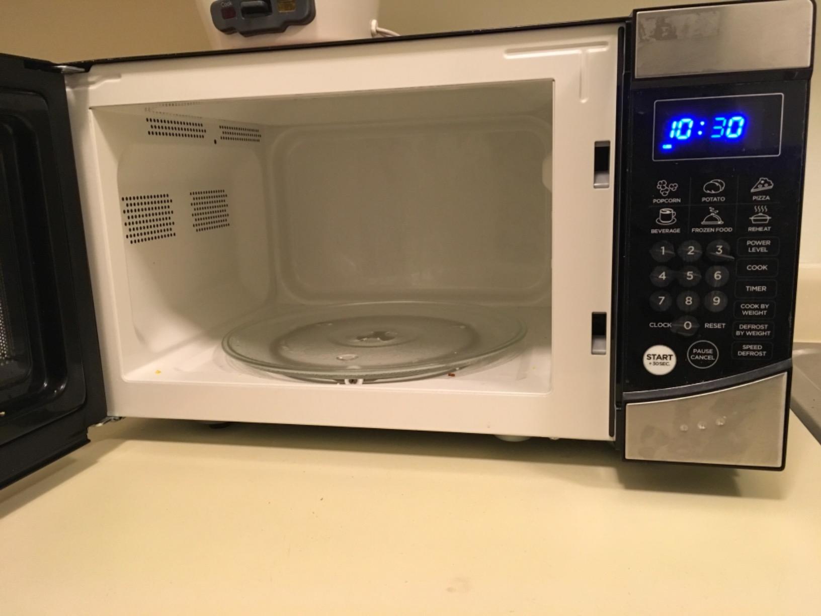 16/mo Finance Commercial Chef CHM990W 900 Watt Counter Top Microwave