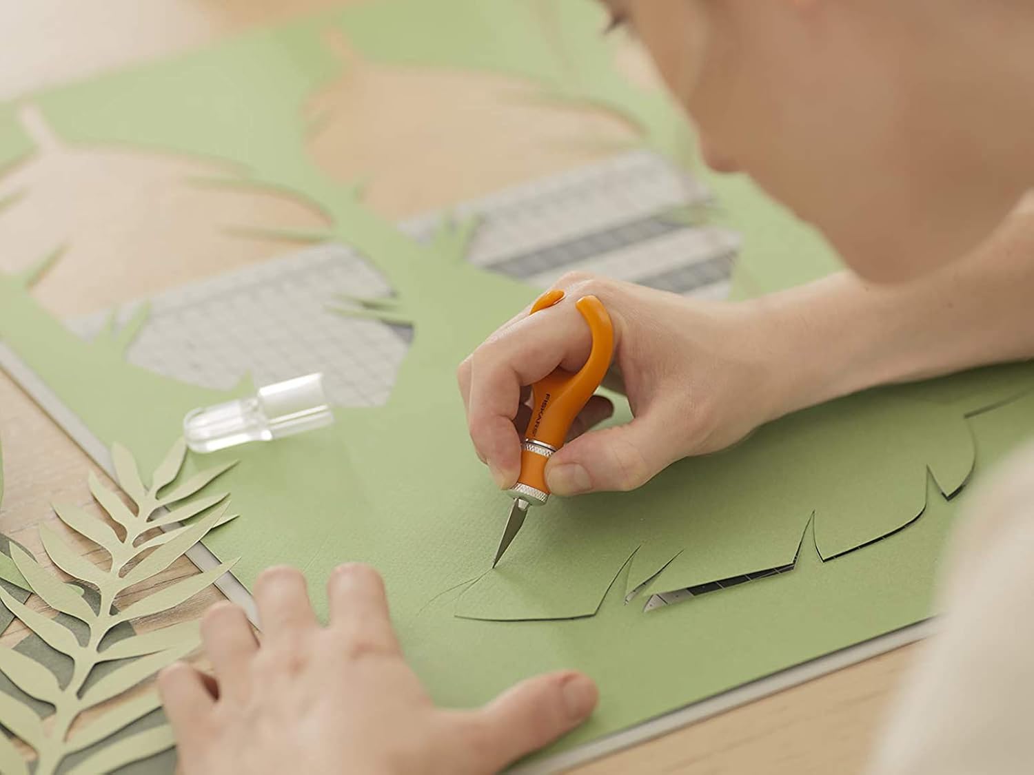 Fiskars Softgrip FingerTip Art Knife, Finger-Handicraft Knife/Blade, For Right- and Left-handed users, Total length: 10,7 cm, Steel/Plastic, Orange, 1024409 - Image 4