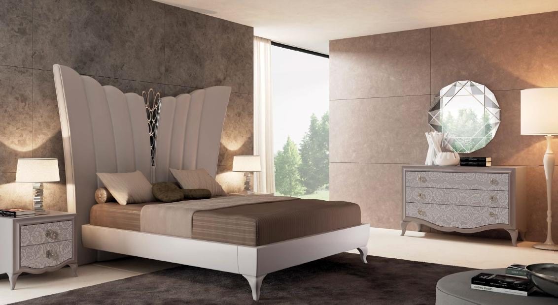 dafnedesign. Cama de matrimonio de piel, color gris, con giroletto lacado Tortora