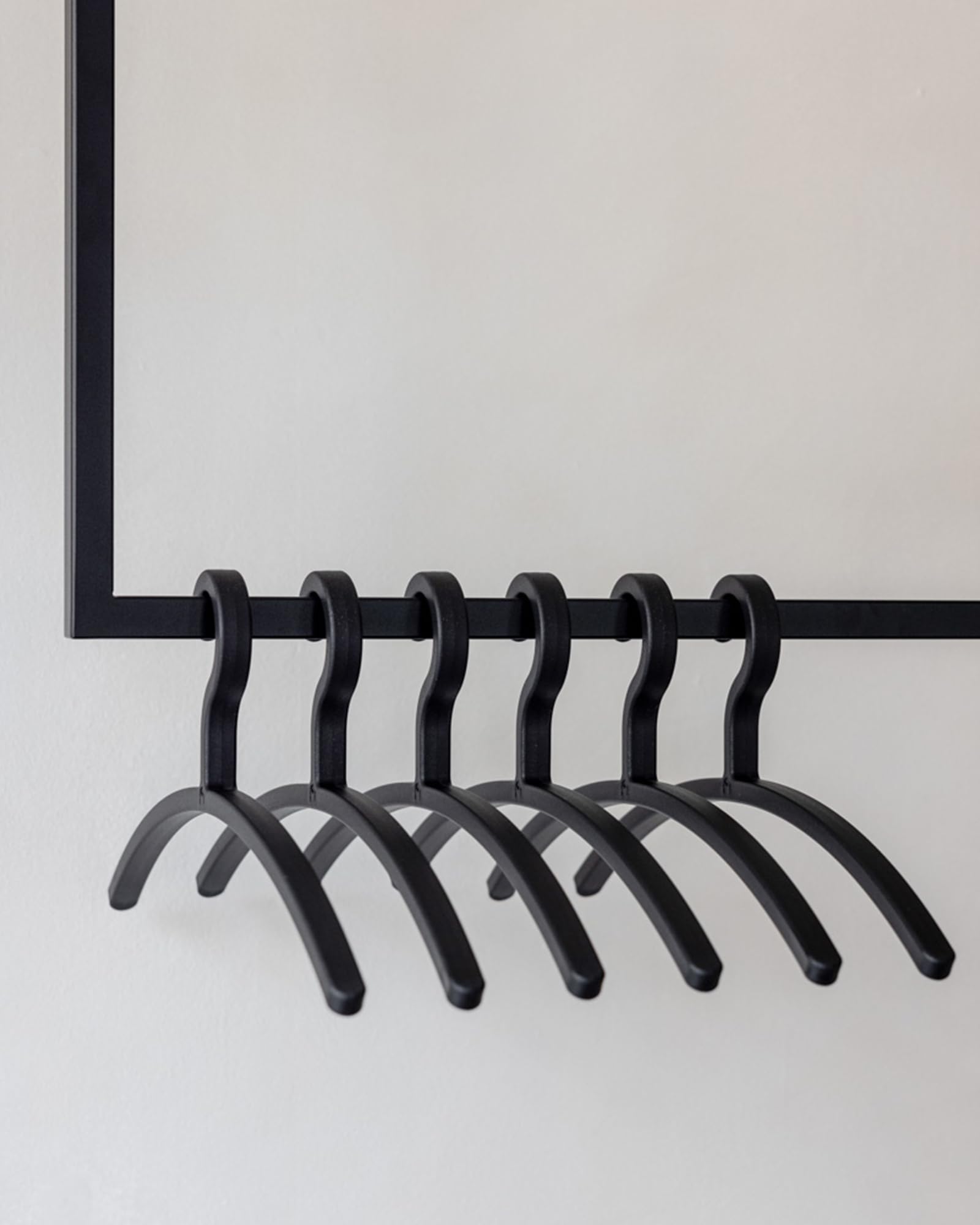 Metallbude Kleiderbügel FAY 6er Set Schwarz - Leicht, Platzsparend, rutschfest, Stabil Kunststoff Hangers - Modern Clothes Hanger Design for Garderobe - Bügel 46 cm