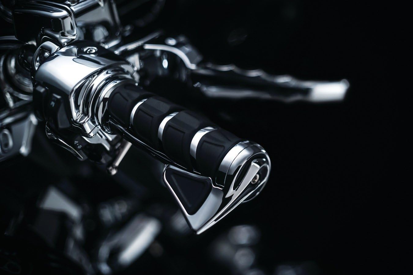 Kuryakyn 6375 Premium Kinetic Handlebar Grips for Kawasaki, Suzuki, Victory & Yamaha Motorcycles, Chrome, 1 Pair: Automotive