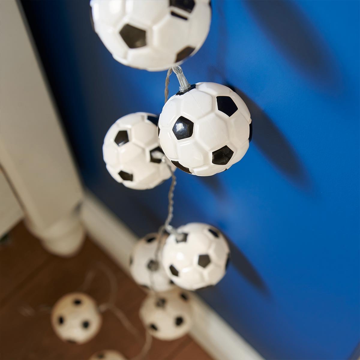 Le Cadeau Idéal pour les fans de foot! Guirlande Lumineuse 10 Mini Ballons de Football à LED 1 