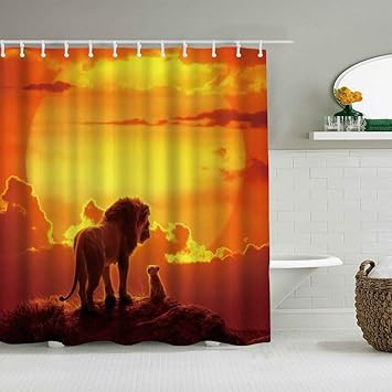 Qinco Duschvorhang Lowenkonig Prarietier Sonnenuntergang Sonne Golden Cloud Cloud Orange Personalisierte Deko Badezimmer Vorhang Mit Haken 180 180 Amazon De Kuche Haushalt