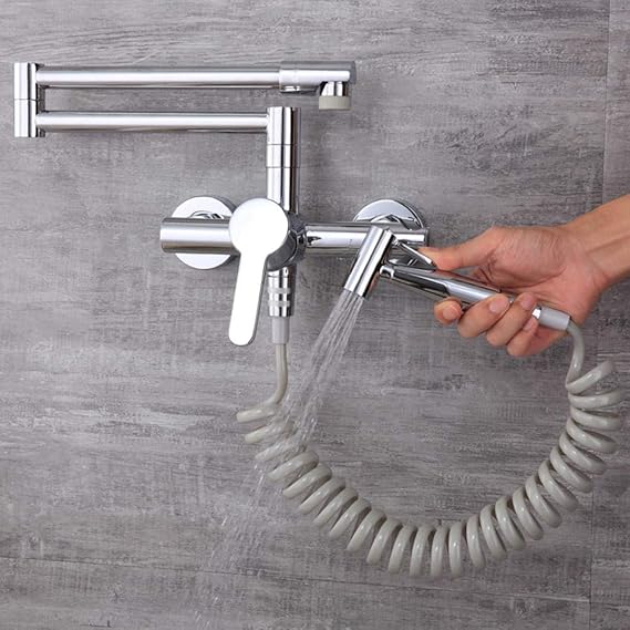 Küchenarmatur an der Wand montiert Die Küchenarmatur kann