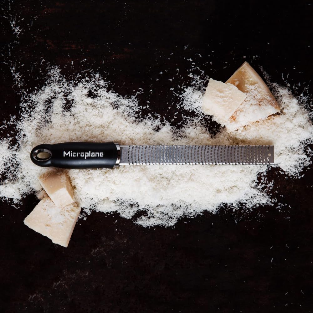Microplane Zester Küchenreibe in Schwarz für Zitrusfrüchte, Hartkäse, Ingwer, Schokolade & Muskatnuss mit feiner Edelstahlklinge - Made in USA 5