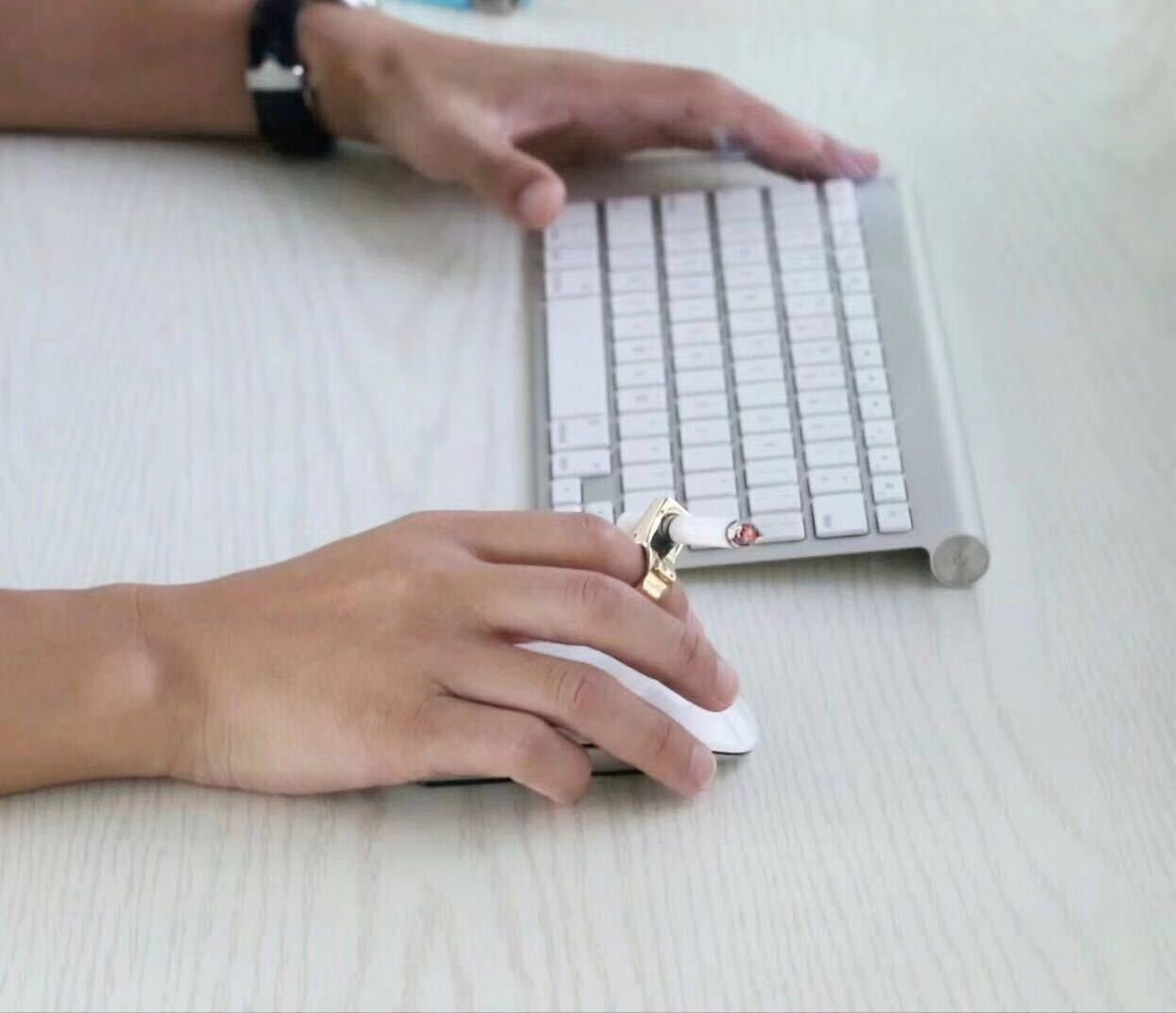 Cigarette Ring Holder Clip On Hands Free Smoking Rack Men & Women | Durable Gold Plated Alloy | 1 Hand Operation | Ideal Gadget for Console, PS4 PS3 Controller, Guitar Players and Driving (Silver)