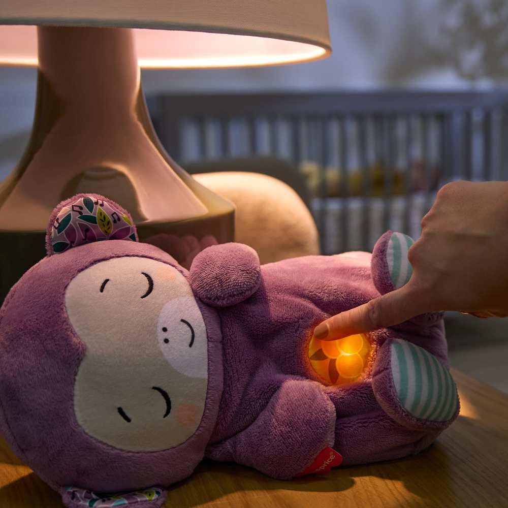 Fisher-Price Baby-Spielzeug Lila Schlummer-Affe, tragbare Plüsch-Spieluhr mit Atembewegungen und Lichtern für Neugeborene ab einem Alter von 0 Monaten, JLH41 4