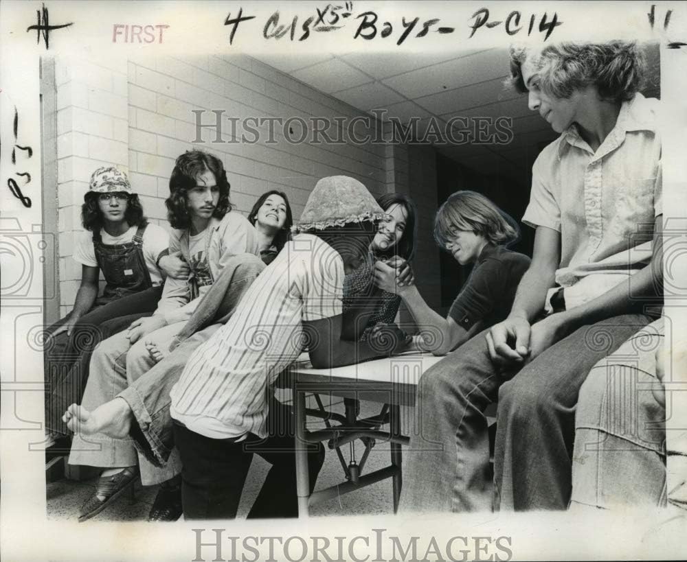 Historic Images 1975 Press Photo St. Bernard High School as a Refugee Center After Hurricane 8 x10 in